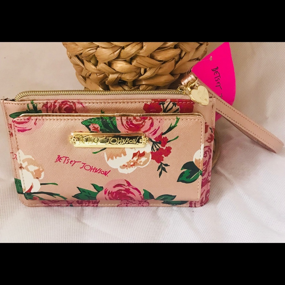 ‼️‼️Today’s Buy‼️‼️Betsey Johnson Wristlet
